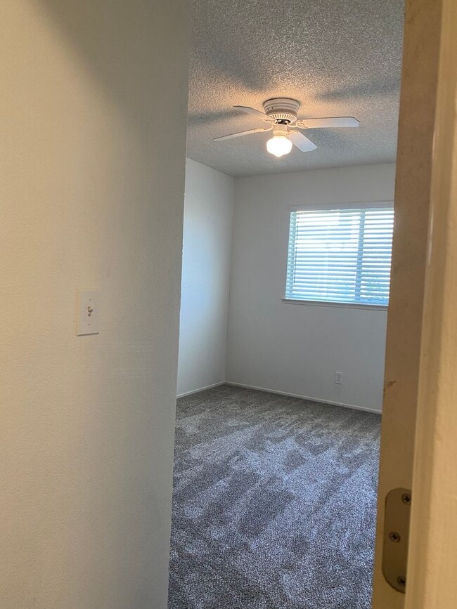 Building Photo - Upcoming vacancy!  Well maintained home on...