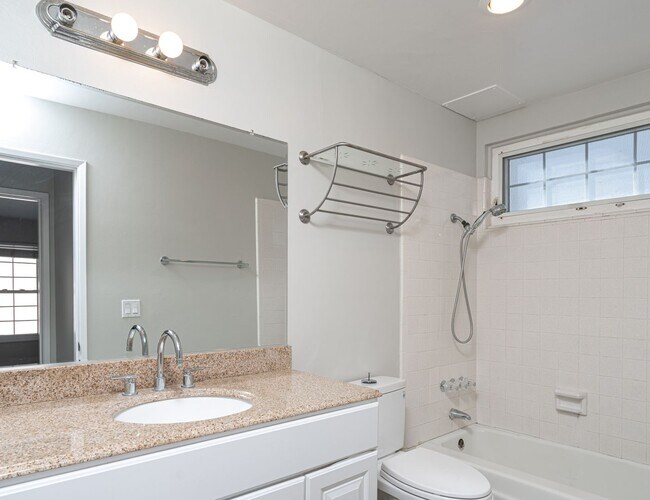 Building Photo - 314 E Bay Ave