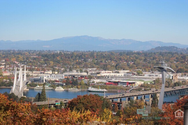 Building Photo - Condo Near OHSU with Huge Deck, Stunning Views and Parking