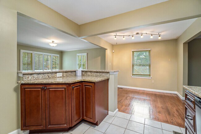 Building Photo - 3 bdrm, 2 bath in Dearborn Park