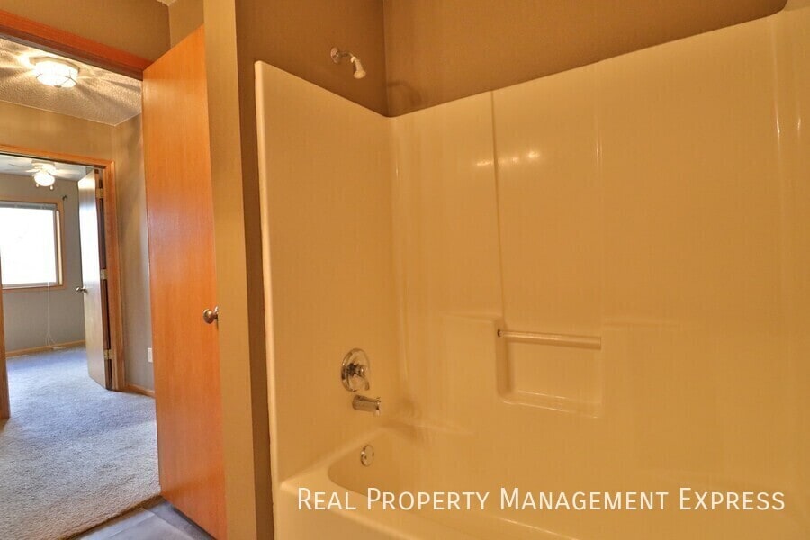 Building Photo - 3 Bed 2 Bath home with Double Garage