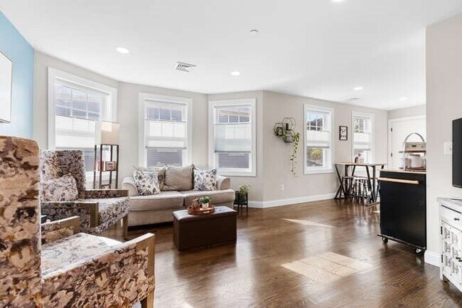 Building Photo - 22 Victor St