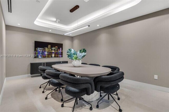 Building Photo - 700 NE 24th St