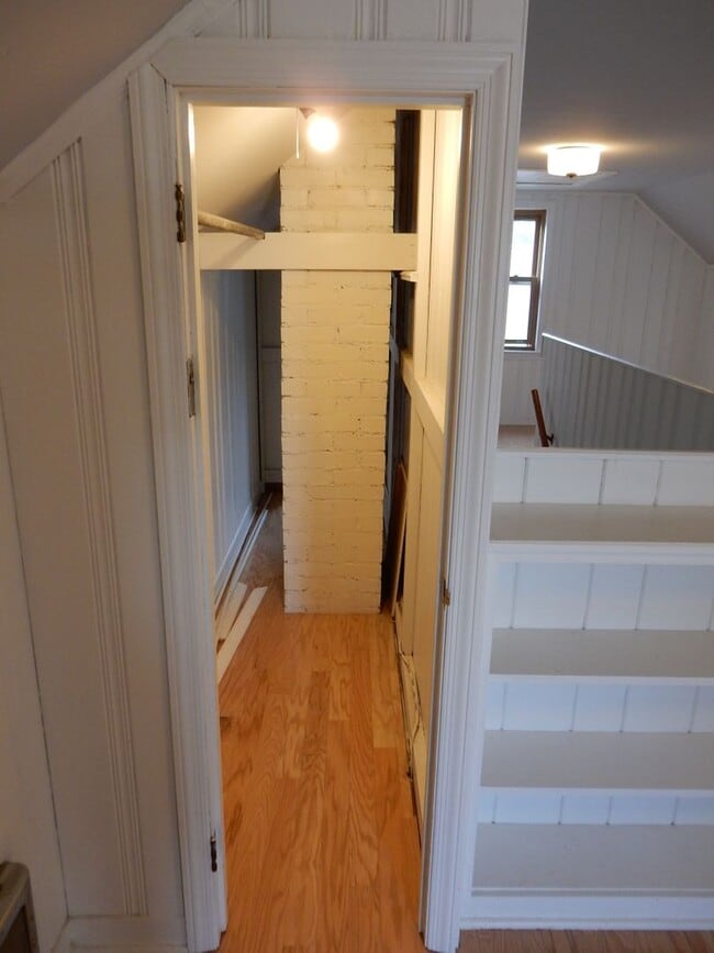 Building Photo - 3 BR home with fantastic location in the h...