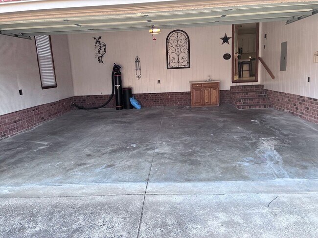 Building Photo - 142 Cottontail Ln SE