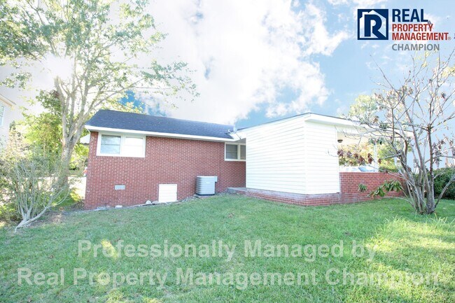 Building Photo - All Brick Ranch Style Home on Large Corner Lot