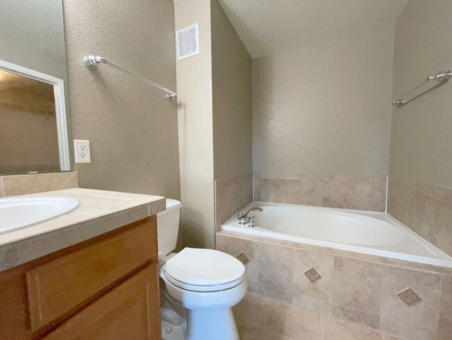 Building Photo - Broomfield! 3 bedroom Townhome! Golf Cours...