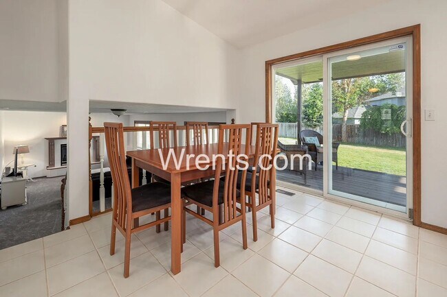 Building Photo - Beautiful 6 bed Highly Desirable Colbert Area!