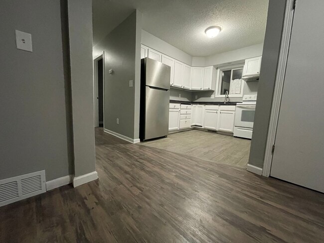 Building Photo - Amazing 5 Bedroom 2 Bathroom Home in South Minneapolis!