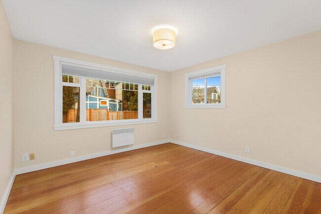 Building Photo - Greenlake Charming 3 Bedroom 1.75 Bath Huge Finished Family Room & Unfinished Basement