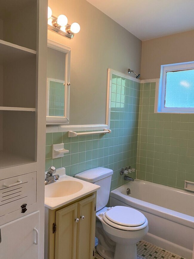 Building Photo - 3-Bedroom  cutie ! APPLY today at All3Real...
