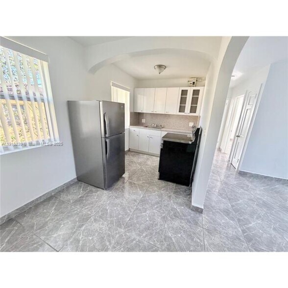 Building Photo - 11 Sidonia Ave