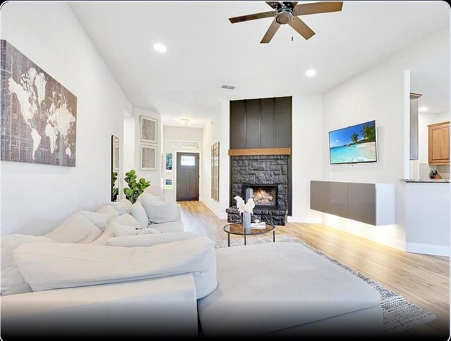 Building Photo - 405 Alva Dr