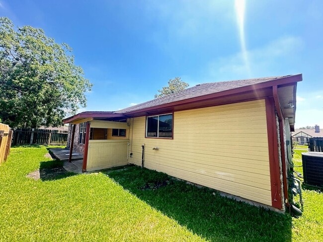 Building Photo - 219 Kings Ct
