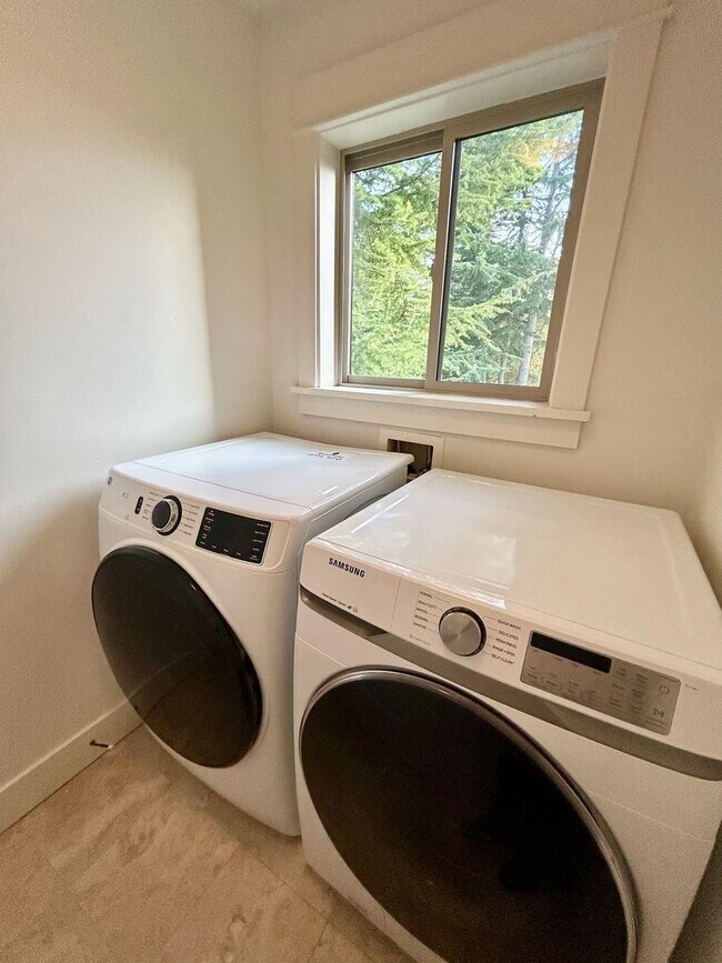 Building Photo - Queen Anne Townhouse