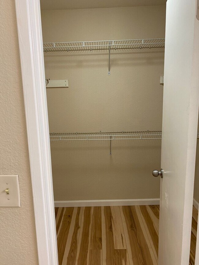 Building Photo - AVAILABLE NOW!! 4br 3ba