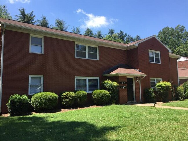 Building Photo - COMING SOON: Spacious 2 bedroom apartment