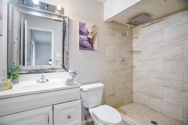 Building Photo - 122 W Way Dr