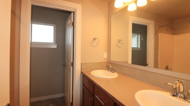 Building Photo - Rare 5/3 home in SE Bend