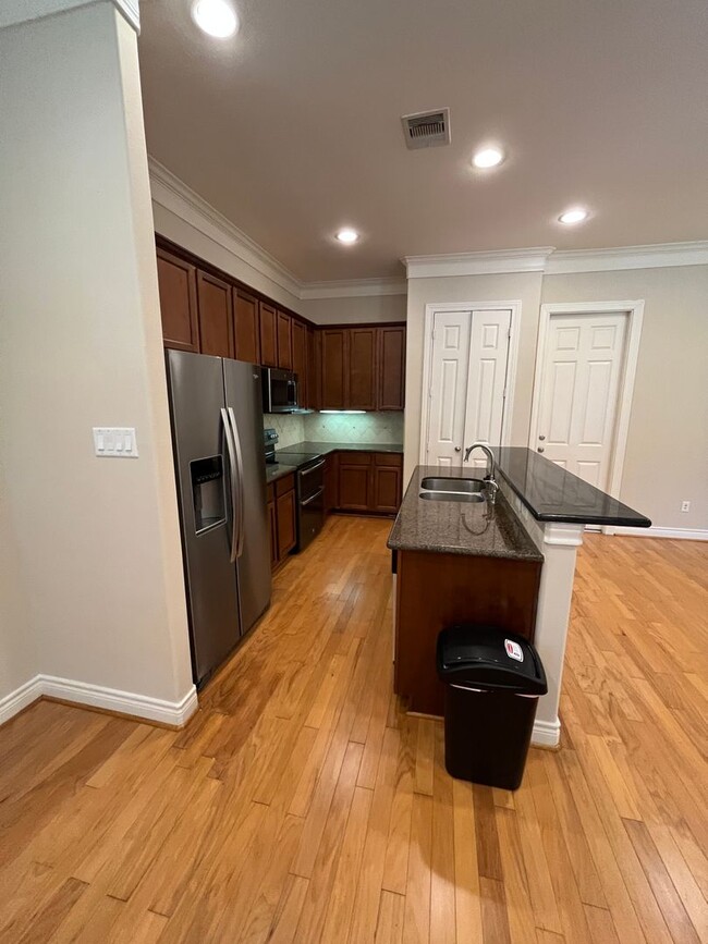 Building Photo - Wonderful 4/3.5 Townhome