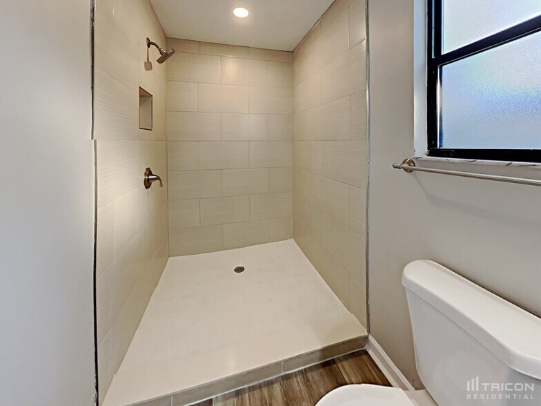 Building Photo - 9736 Villiers Dr S