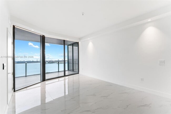 Building Photo - 700 NE 24th St