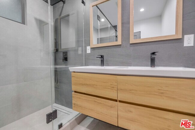 Building Photo - 5715 Corteen Pl