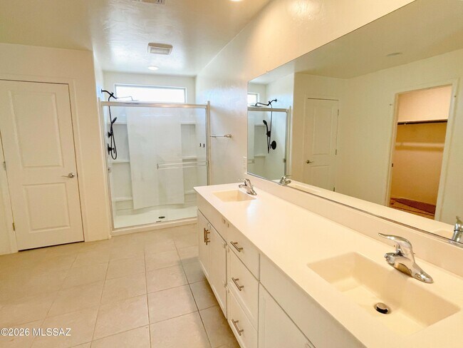 Building Photo - 866 E Artesia Pl