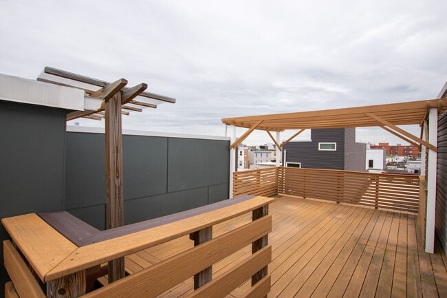 Building Photo - Modern & Efficient Point Breeze Townhome!