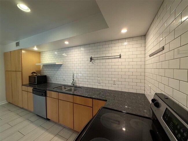 Building Photo - 2200 Dickson Dr