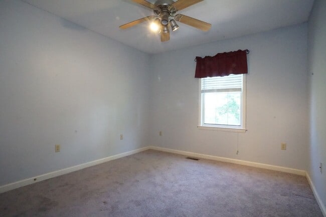 Building Photo - 4 Bed / 3 Bath.  Pet Friendly.  Reserved Parking. Master on Main.