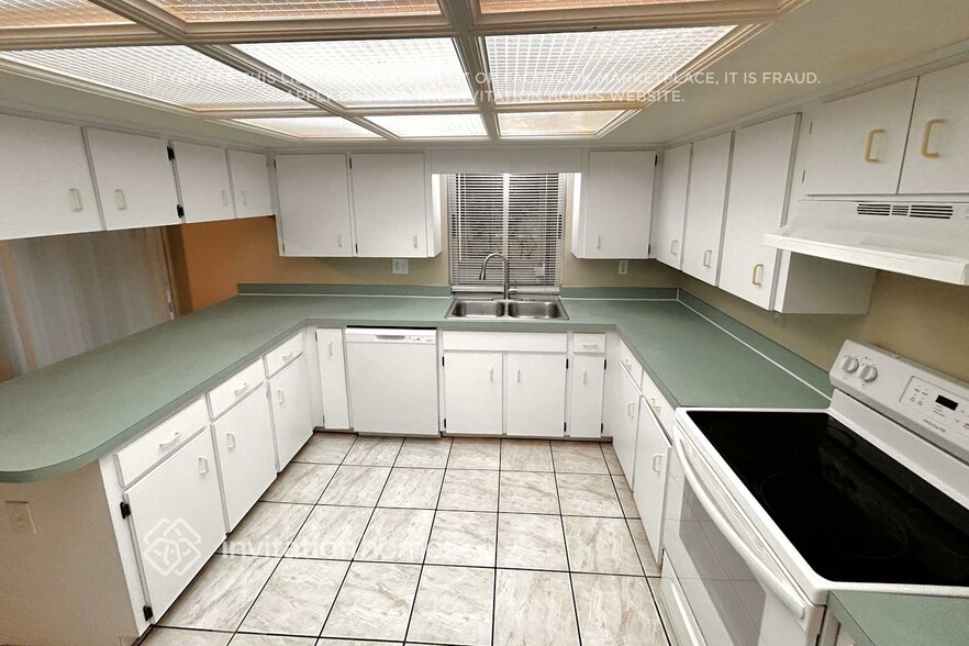 Building Photo - 7028 Doehring Dr