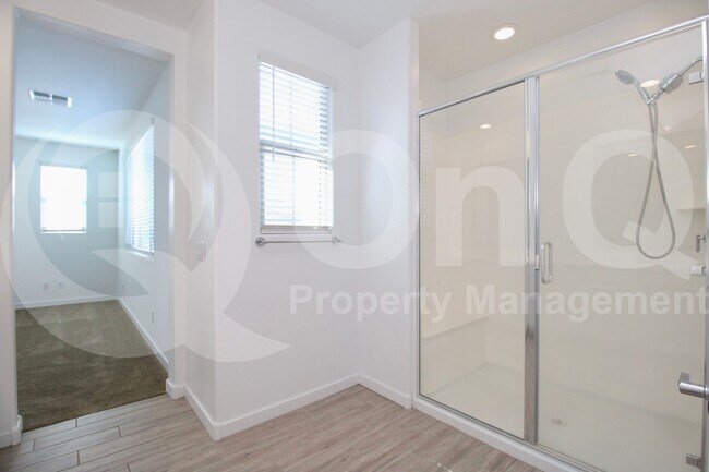 Building Photo - 2438 E Warbler Rd
