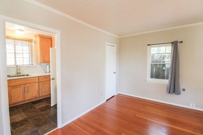 Building Photo - Charming 1 bedroom, 1 bathroom home