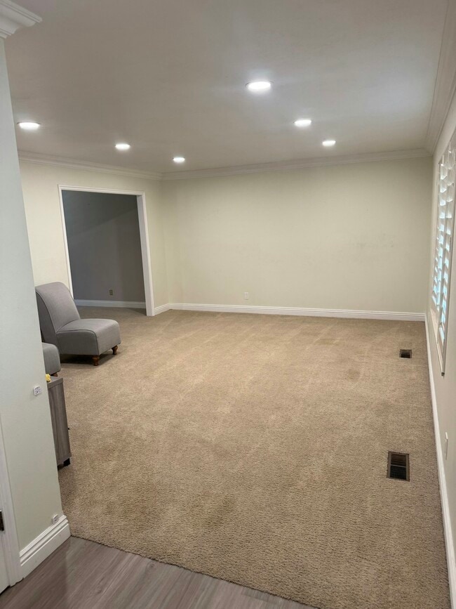Building Photo - 1242 E Eastridge Cir