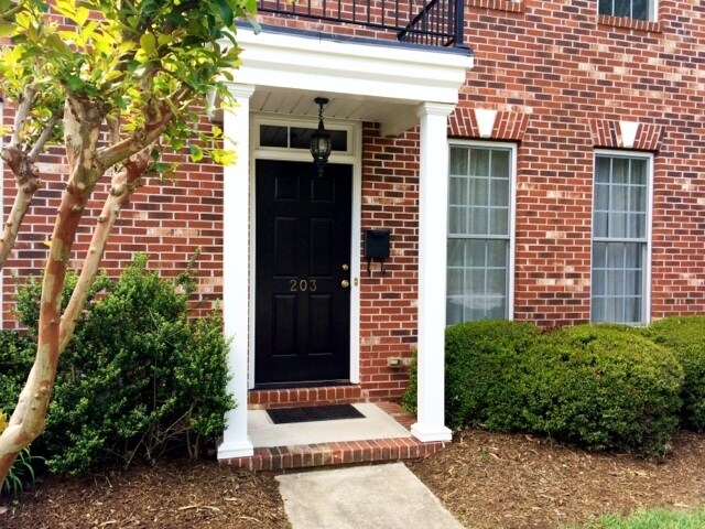 Building Photo - 3 BR, 2.5BA Westerwood townhome convenient...