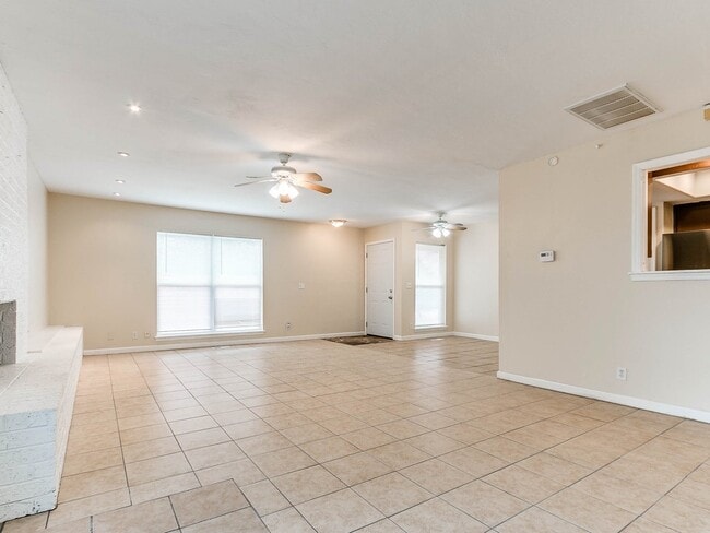 Building Photo - Just remodeled Duplex Home