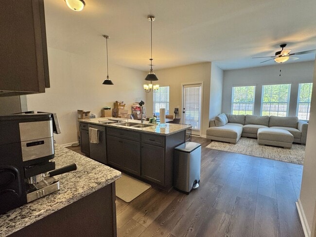 Building Photo - AVAILABLE NOVEMBER [PET FRIENDLY]