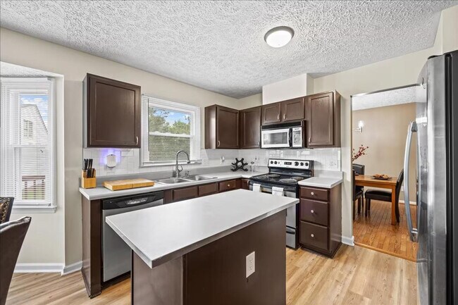 Building Photo - 6 Wavecrest Ct