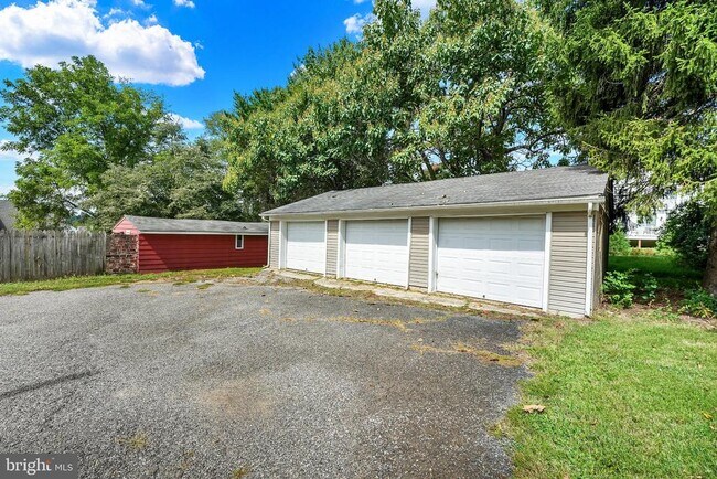 Building Photo - 211 Gale Ln