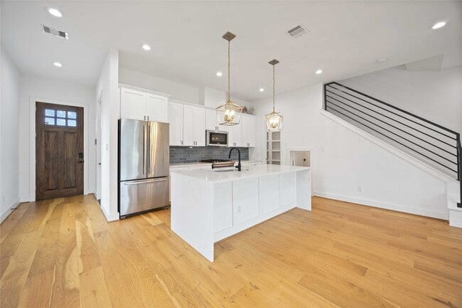 Building Photo - 2215 Mansfield St