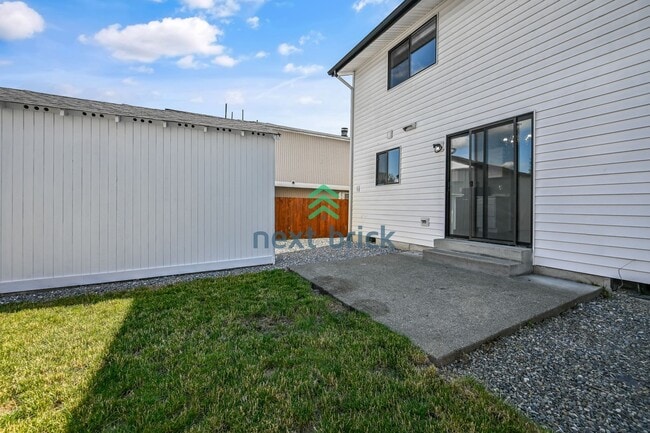 Building Photo - 2 BED & 1.5 BATH DUPLEX FOR RENT