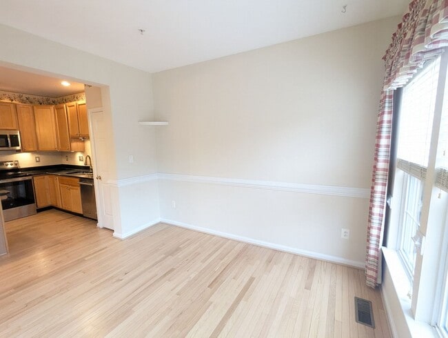 Building Photo - Townhouse in Spring Ridge community - OAKDALE school district - available before the holidays!