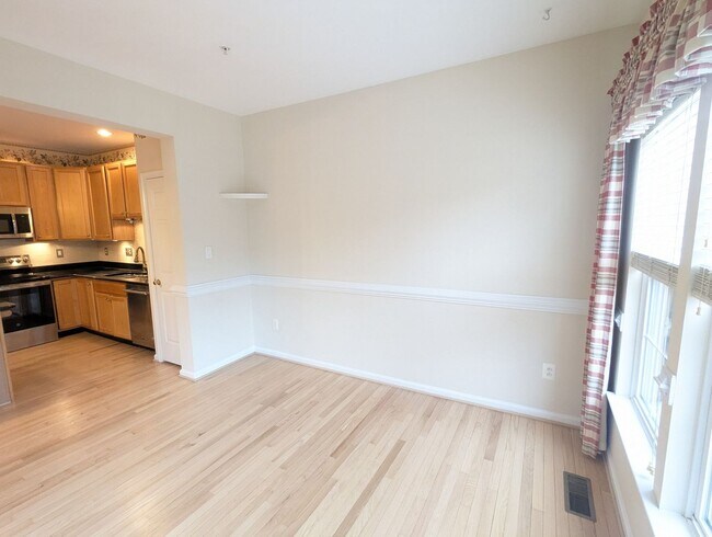 Building Photo - Townhouse in Spring Ridge community *OAKDALE school district* available now!