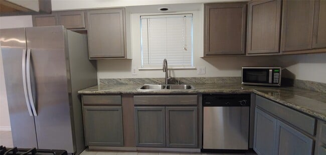 Building Photo - 1930 Pepperwood Ln