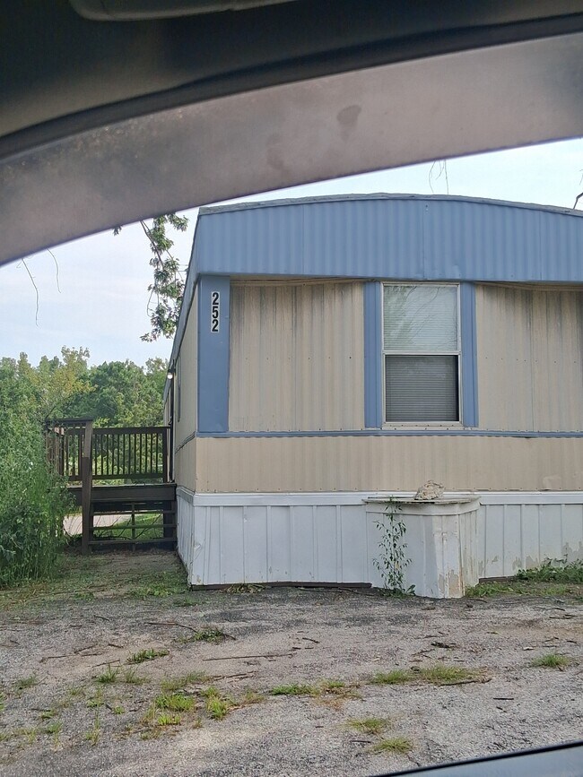Building Photo - 252 Golden Crest Dr