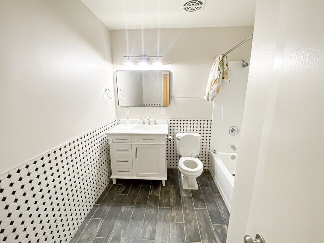 Building Photo - 21 E Alameda Dr