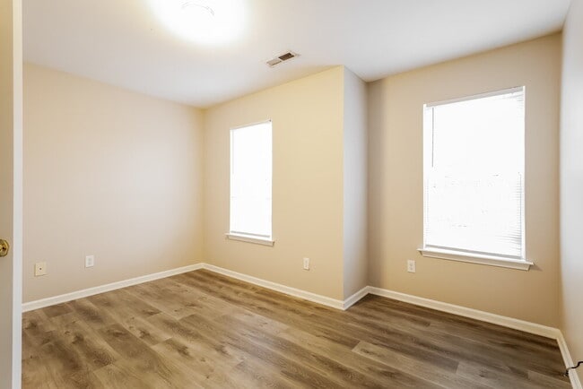 Building Photo - 9446 Dewey Dr