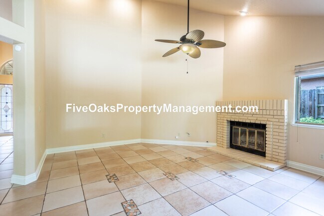 Building Photo - 103 Surbaugh Square