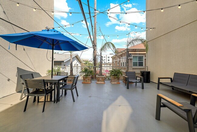Building Photo - Regency Palm Court